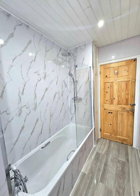 Spacious Haven With Free Parking غلاسغو المظهر الخارجي الصورة